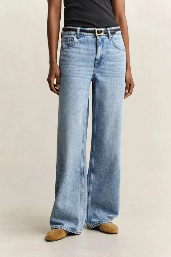 ljusblåa jeans herr, vida ben, klassisk femficksmodell, brunt skärp