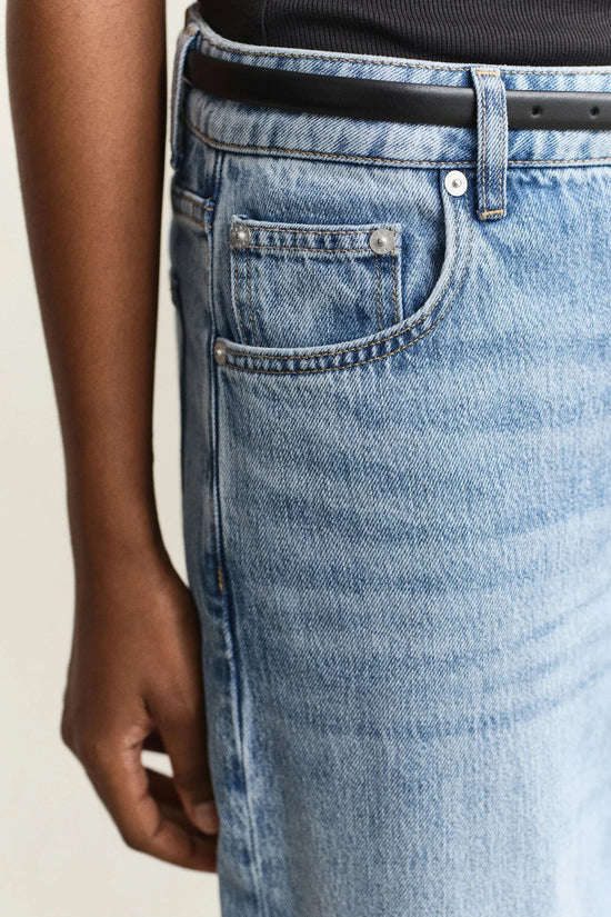 Ljusblå jeans herr med svart skärp, klassisk femficksmodell
