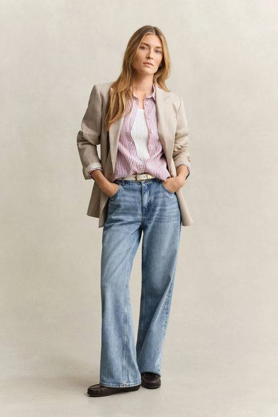 Beige kavaj, randig skjorta i rött och blått, ljusa jeans, bruna loafers dam