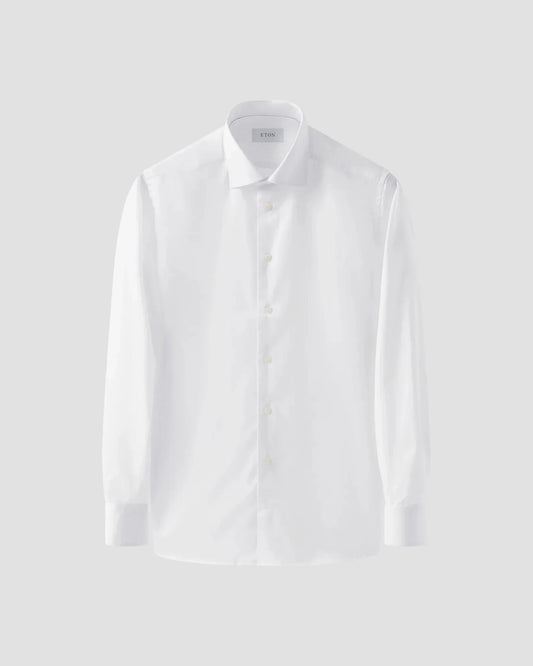 Klassisk vit herrskjorta i twill med lång ärm och skuren krage, mot ljus bakgrund.