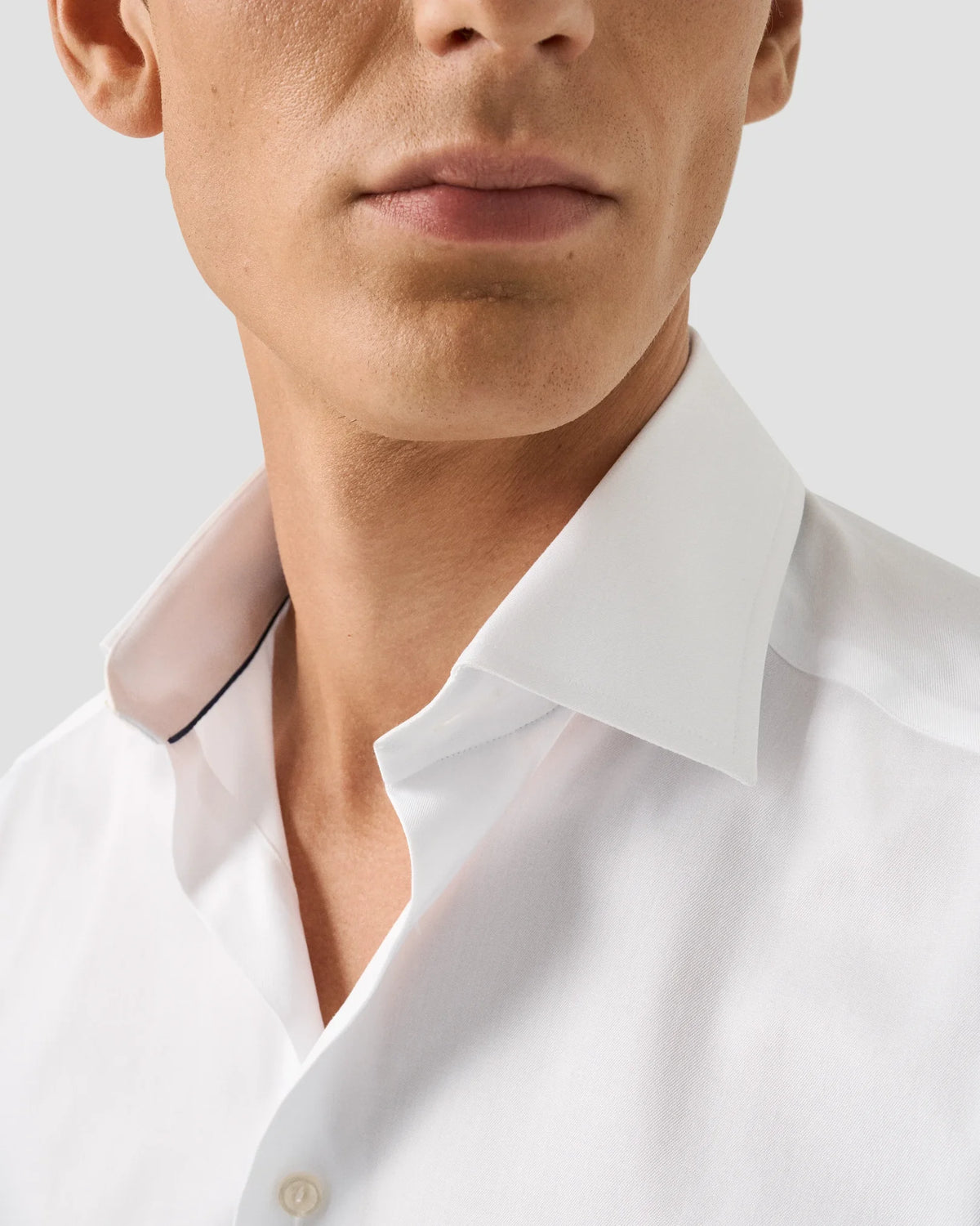 Signature Twill-skjorta Slim, extra långa ärmar - Vit – närbild