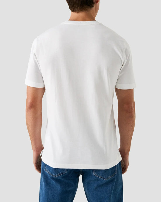 Vit t-shirt herr, baksida, klassisk passform, jeans, enkel stil mot grå bakgrund